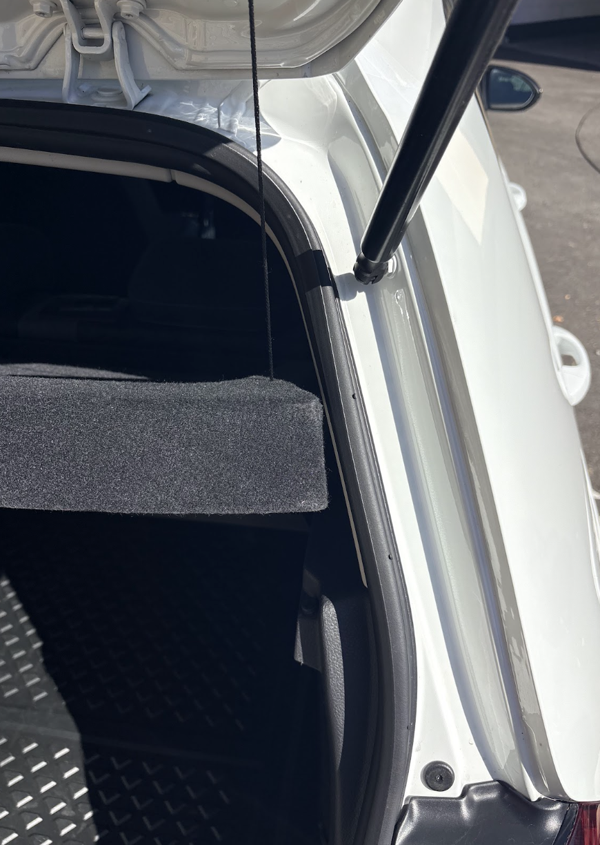 Contour du coffre nettoyé de la Volkswagen Golf 7