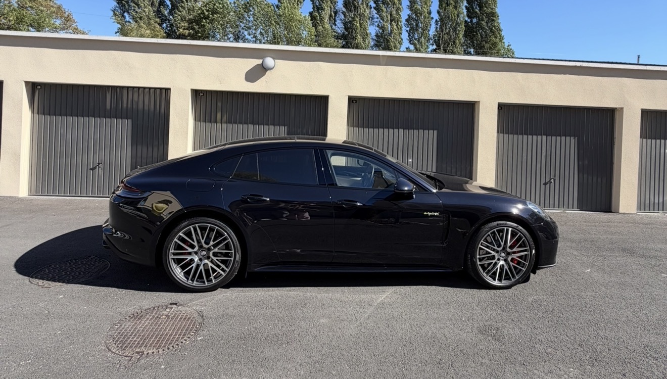 Porsche Panamera 4S après remise à neuf complète — vue de profil