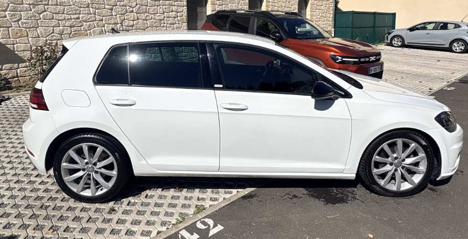 Volkswagen Golf 7 blanche — vue de profil après nettoyage