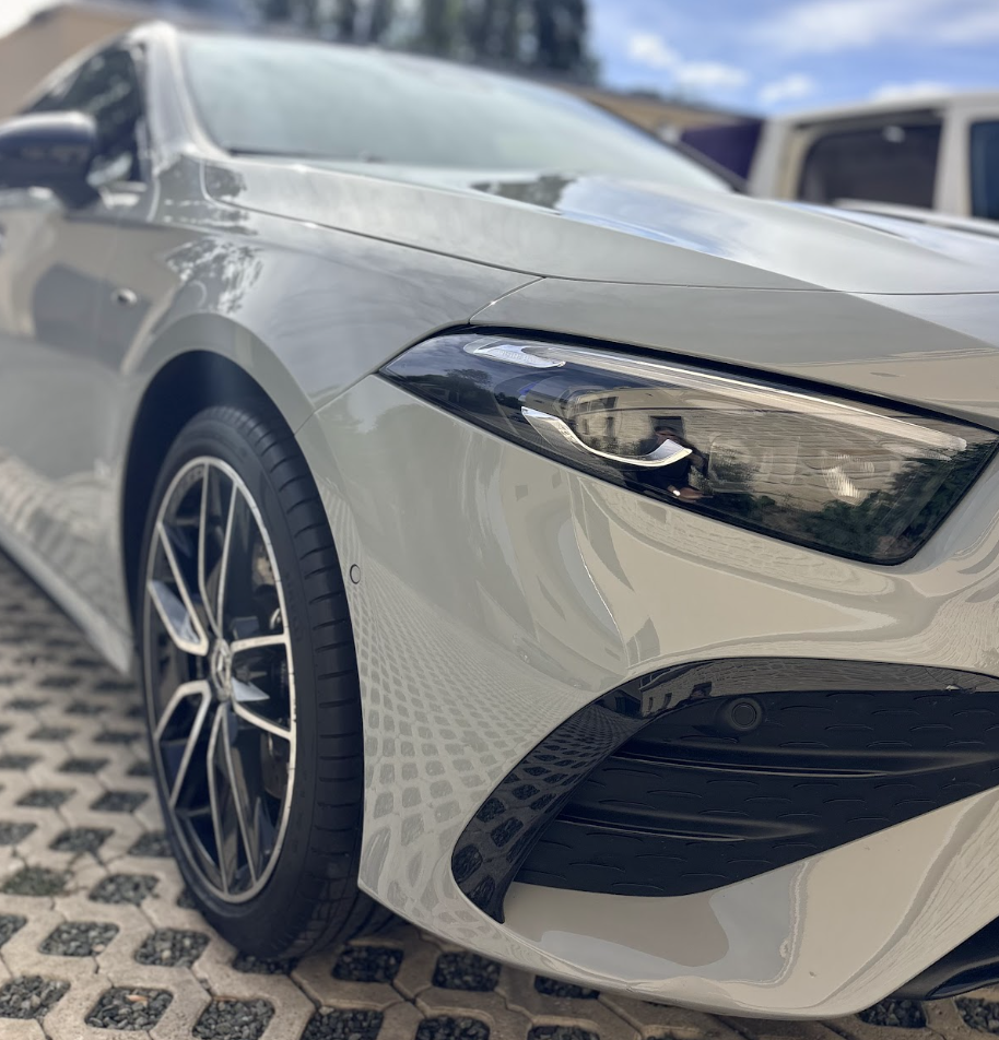Optique avant et carrosserie brillante de la Mercedes Classe A