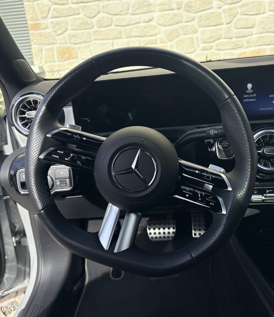 Poste de conduite Mercedes nettoyé en détail