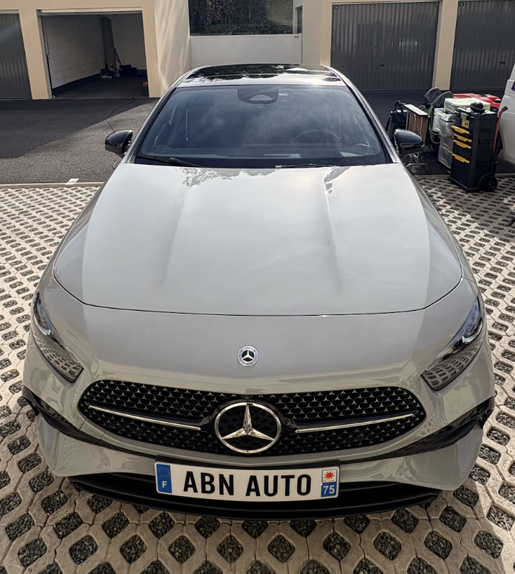 Mercedes Classe A gris alpin édition limitée — face avant et capot après detailing