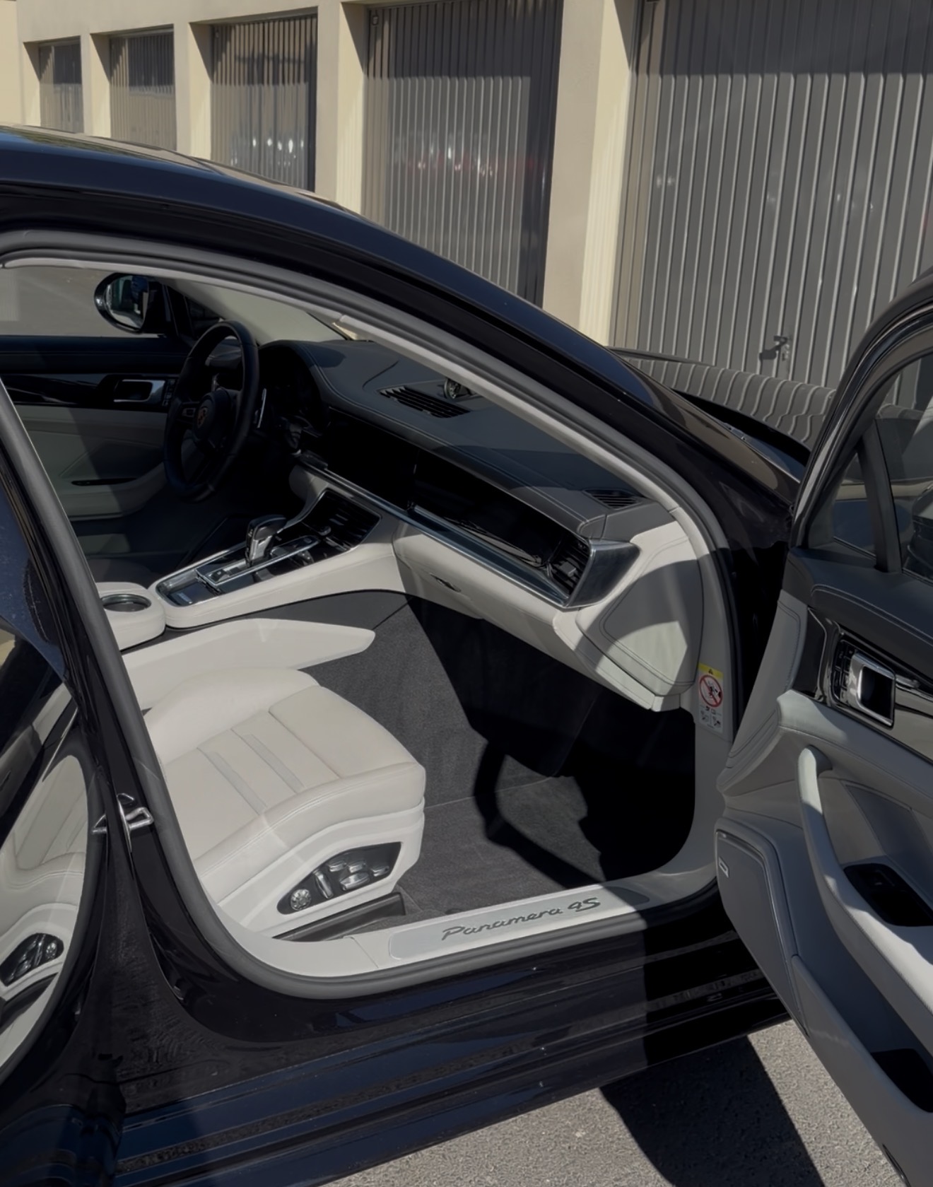 Habitacle avant rénové de la Porsche Panamera 4S
