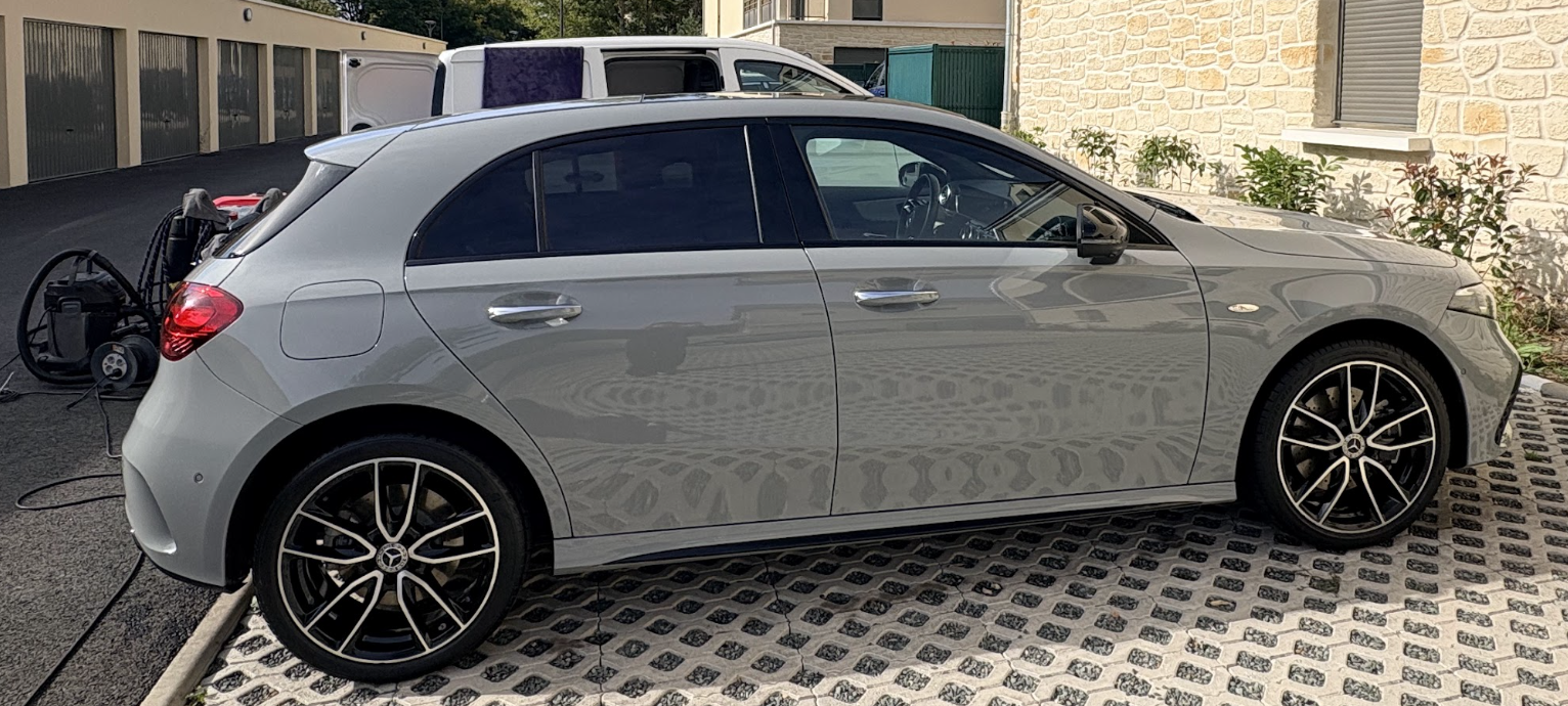 Mercedes Classe A gris alpin édition limitée — vue de profil après detailing