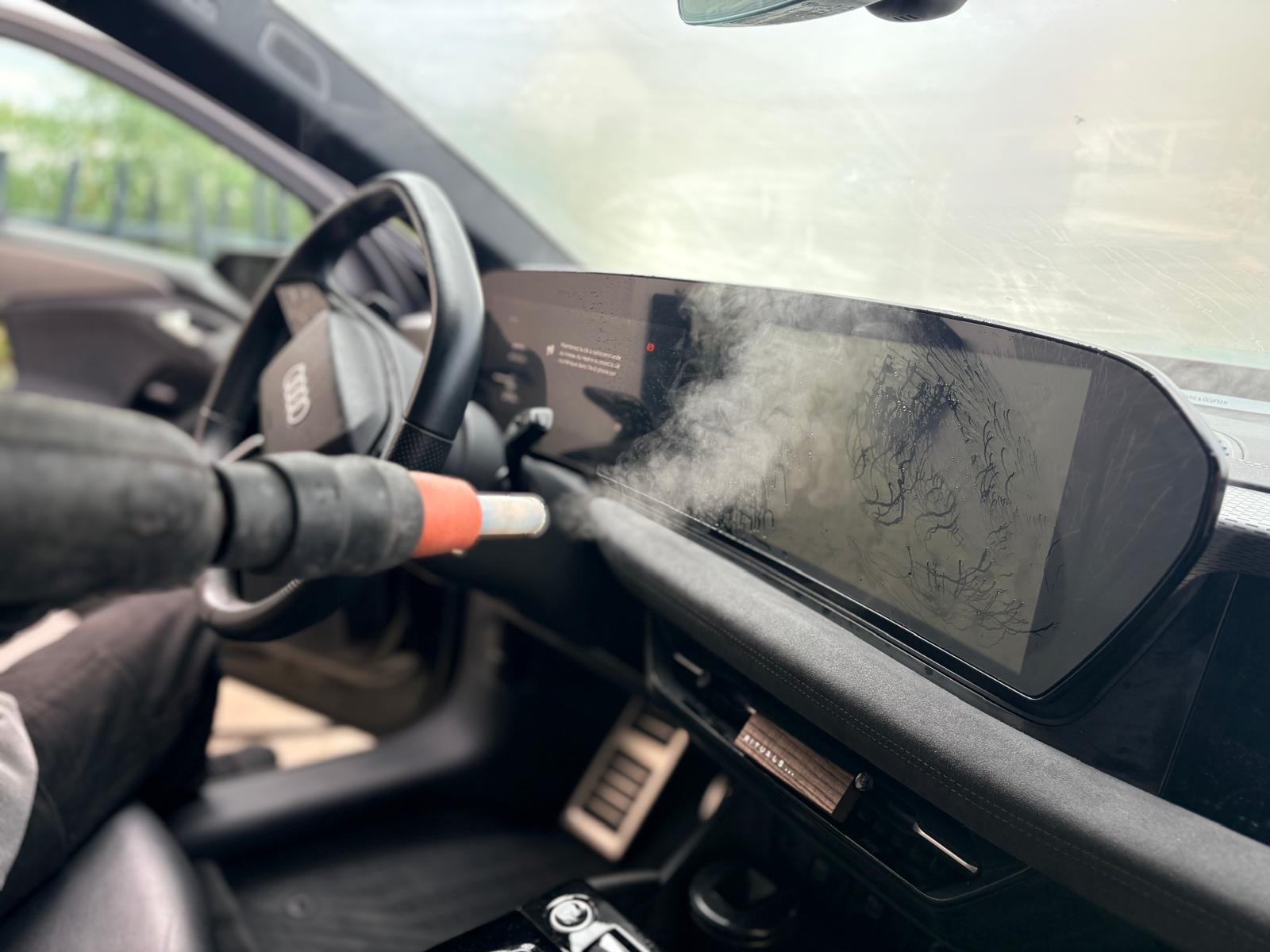 Technicien essuyant le seuil de porte d'une berline à la microfibre