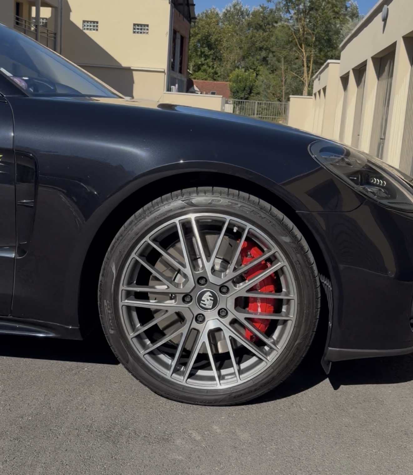 Jante avant et étrier rouge de la Porsche Panamera 4S