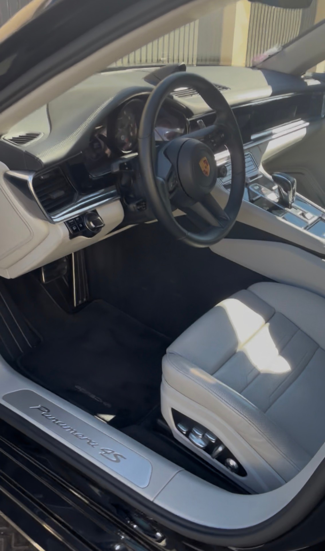 Poste de conduite nettoyé de la Porsche Panamera 4S
