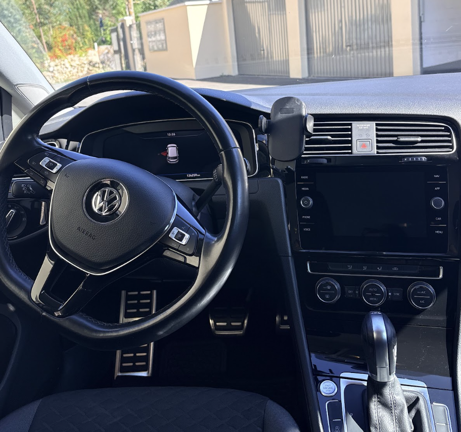Poste de conduite nettoyé de la Volkswagen Golf 7