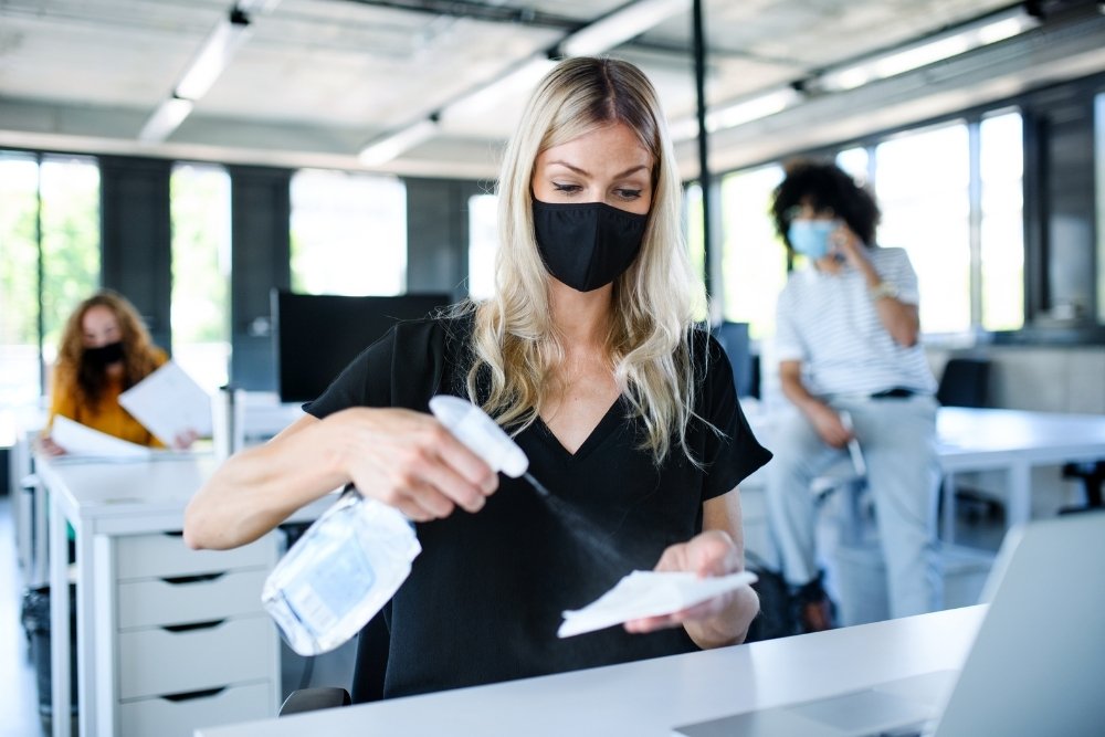 femme-nettoyage-professionnel-surface-bureau-abnfacility